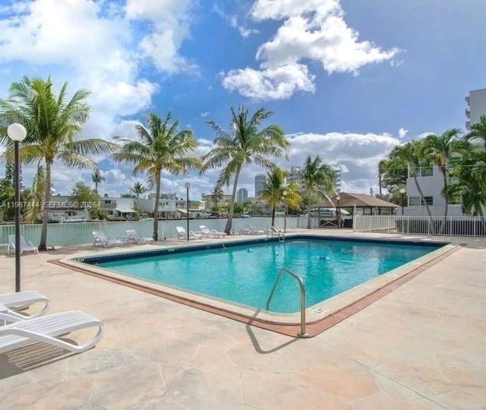 7207 Bay Dr, Miami Beach, FL 33141