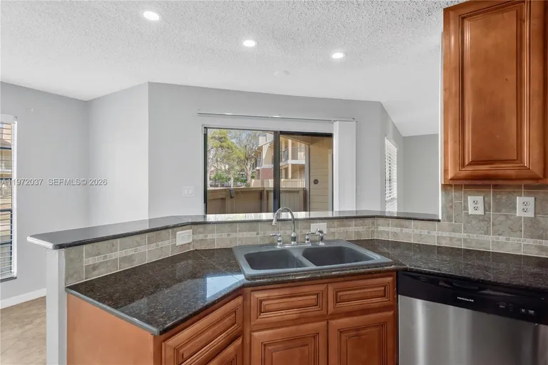 8613 Mallard Reserve Dr, Tampa, FL 33614