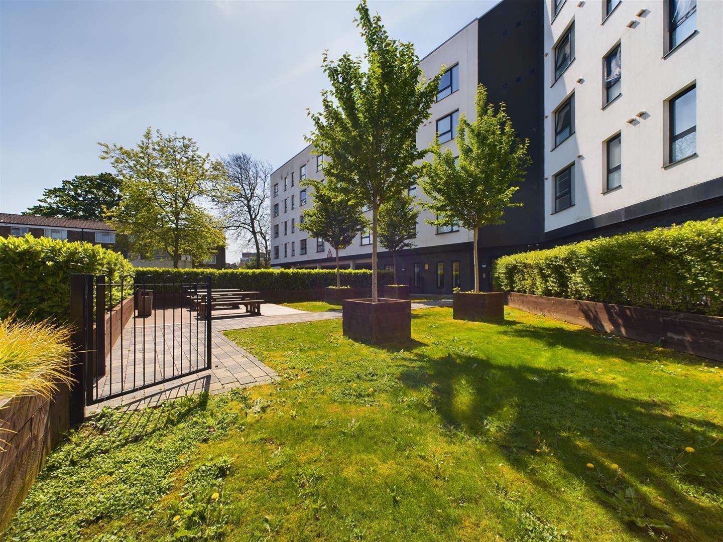 London Road, Crawley Image 3