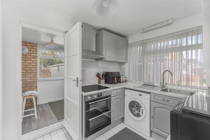 Property carousel image 3