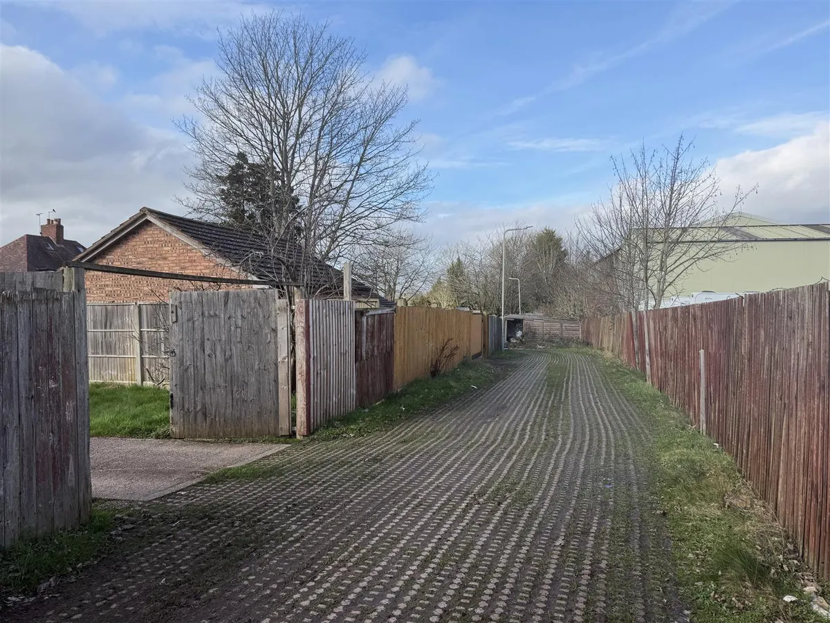 Pendeford Avenue, Claregate