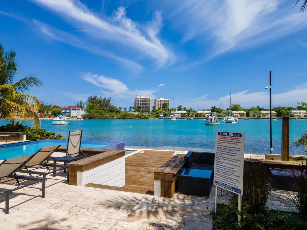 22 FREEPORT, TONY HART BO St. James