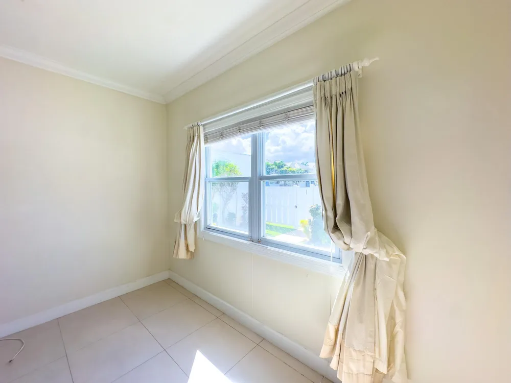 22 FREEPORT, TONY HART BO St. James