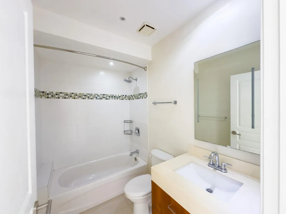 22 FREEPORT, TONY HART BO St. James