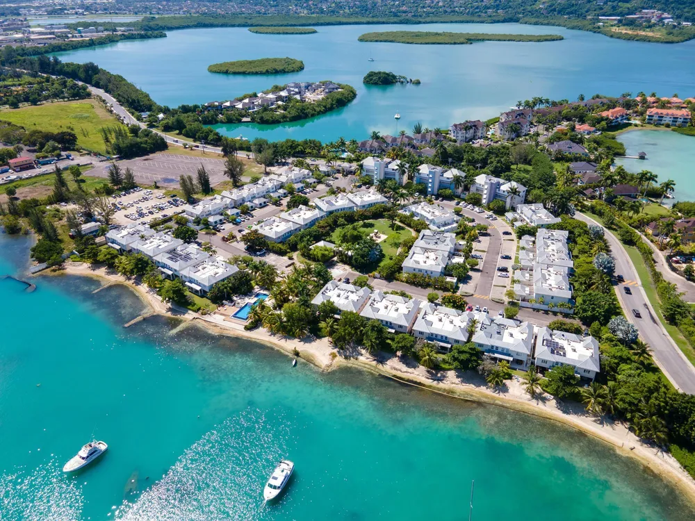 22 FREEPORT, TONY HART BO St. James