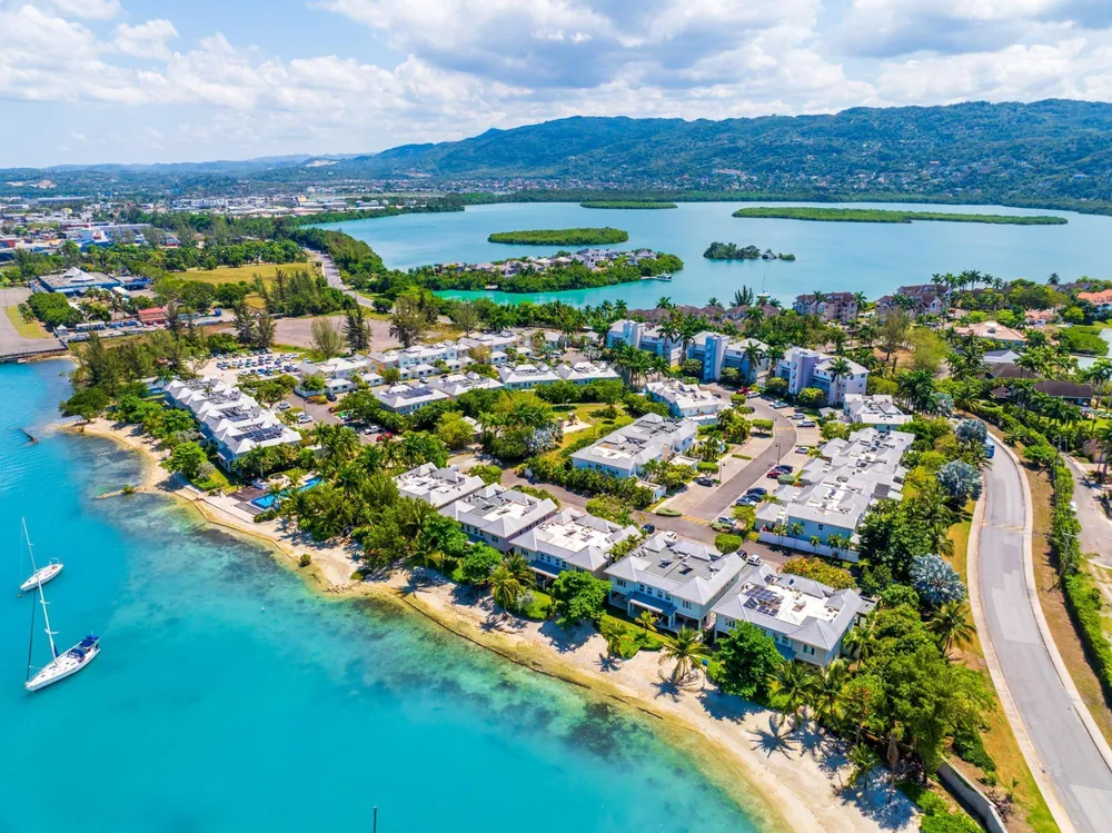 22 FREEPORT, TONY HART BO St. James