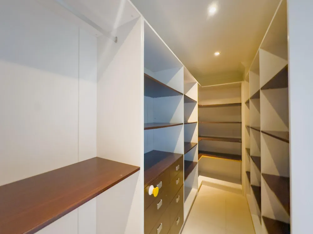 22 FREEPORT, TONY HART BO St. James