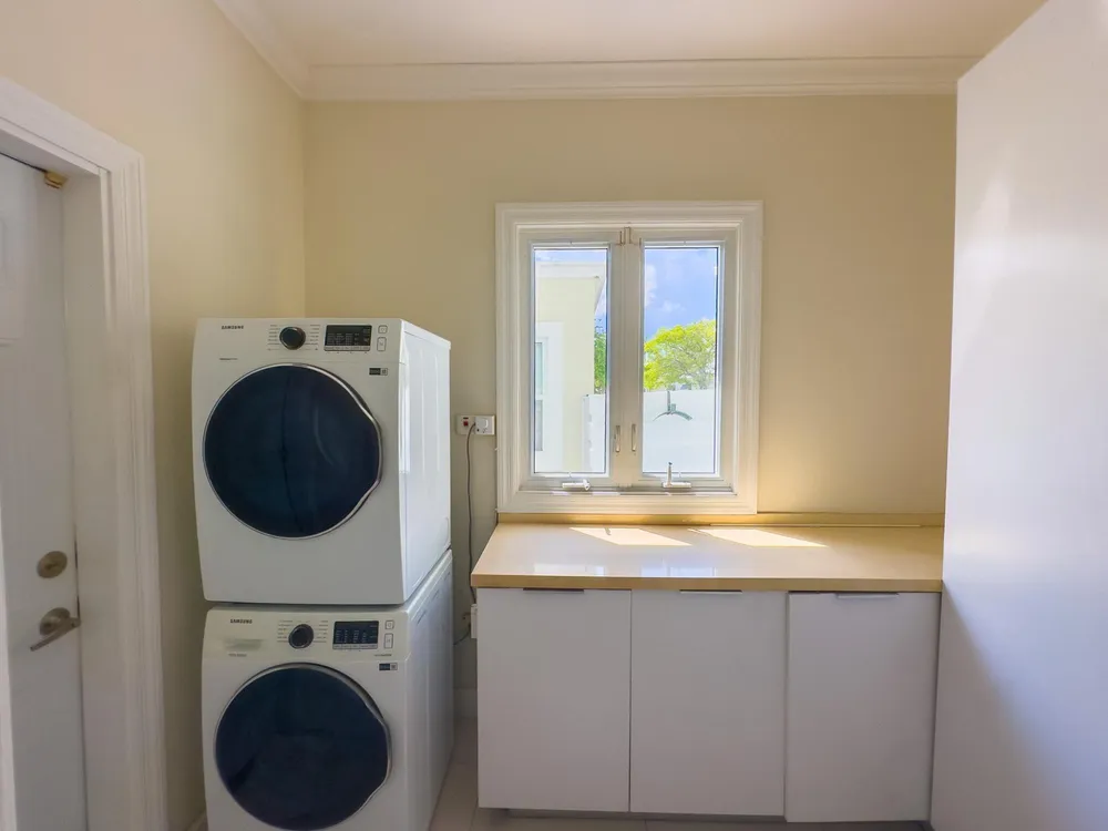 22 FREEPORT, TONY HART BO St. James