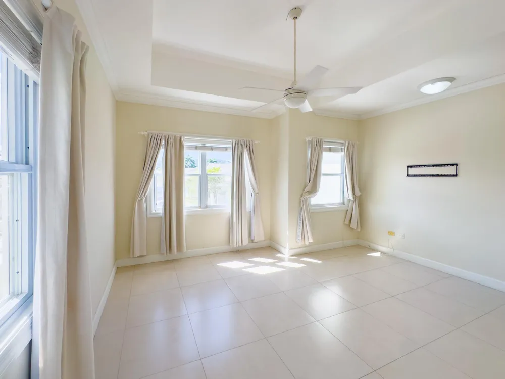 22 FREEPORT, TONY HART BO St. James