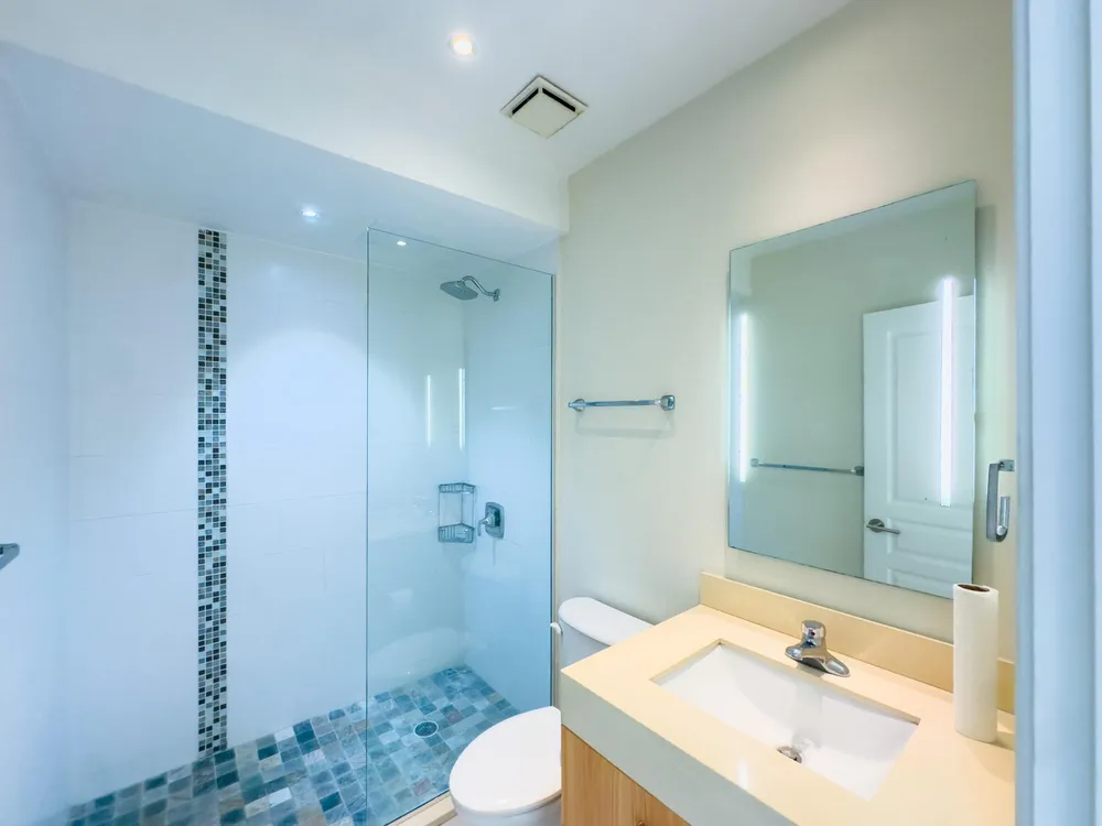22 FREEPORT, TONY HART BO St. James