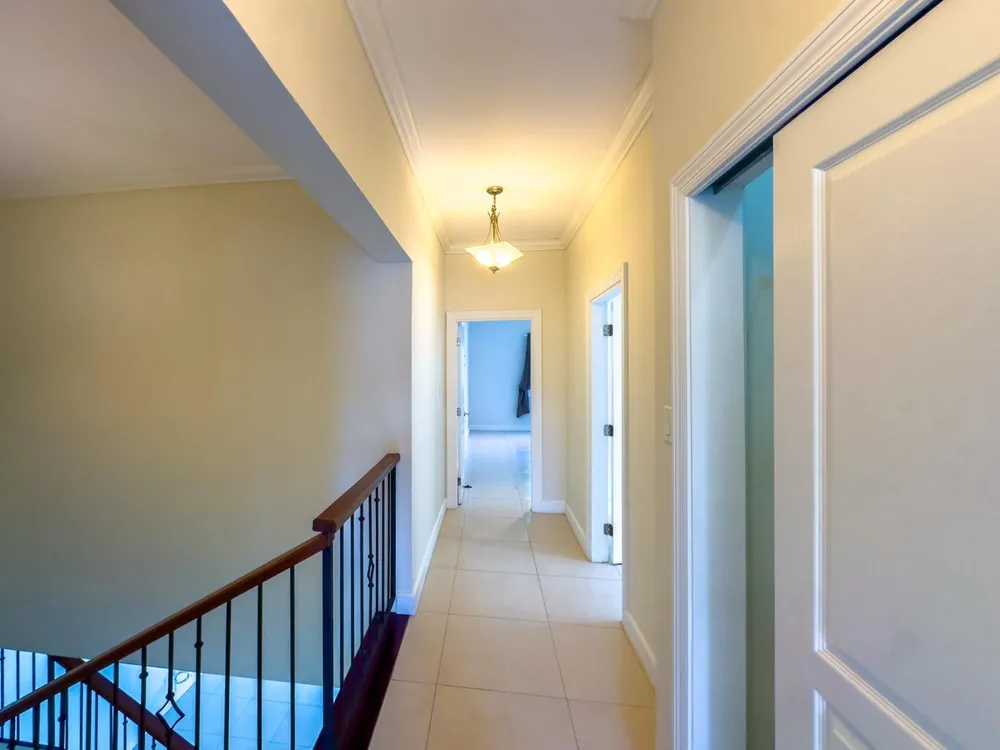 22 FREEPORT, TONY HART BO St. James