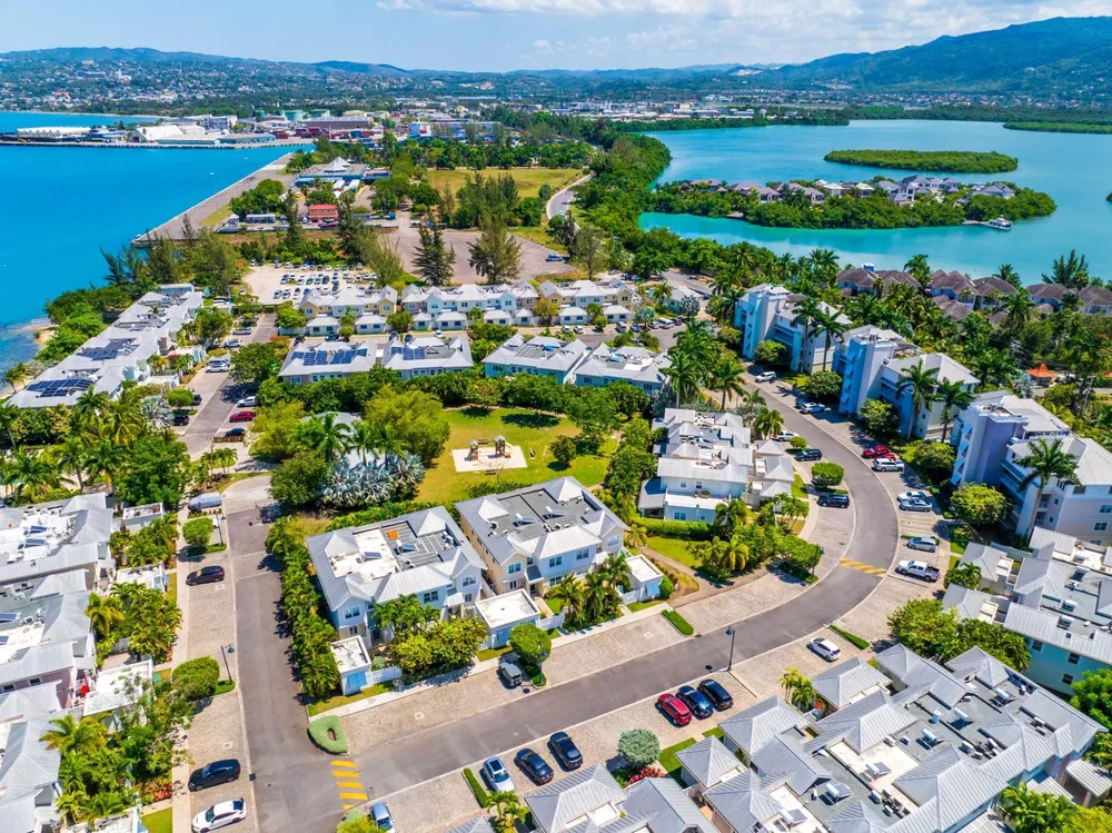 22 FREEPORT, TONY HART BO St. James