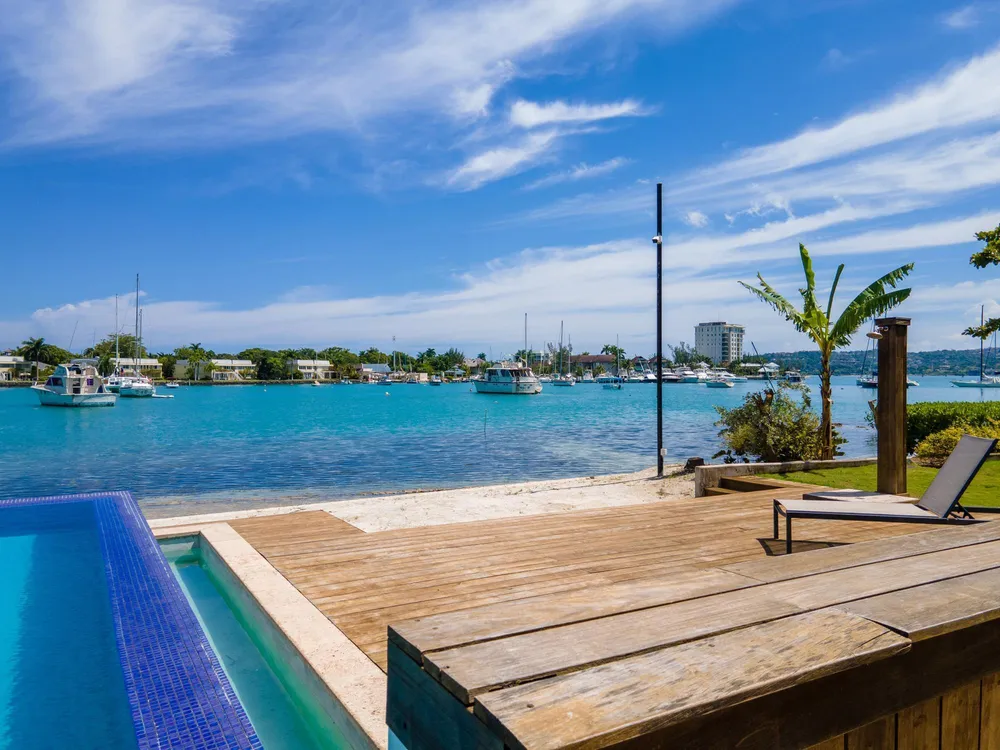 22 FREEPORT, TONY HART BO St. James
