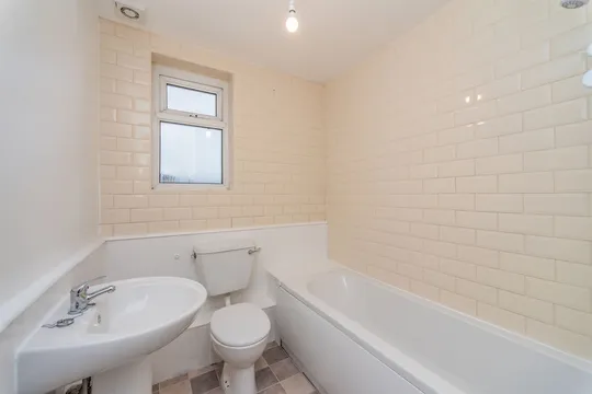 Bridgend Road, Bridgend, CF32