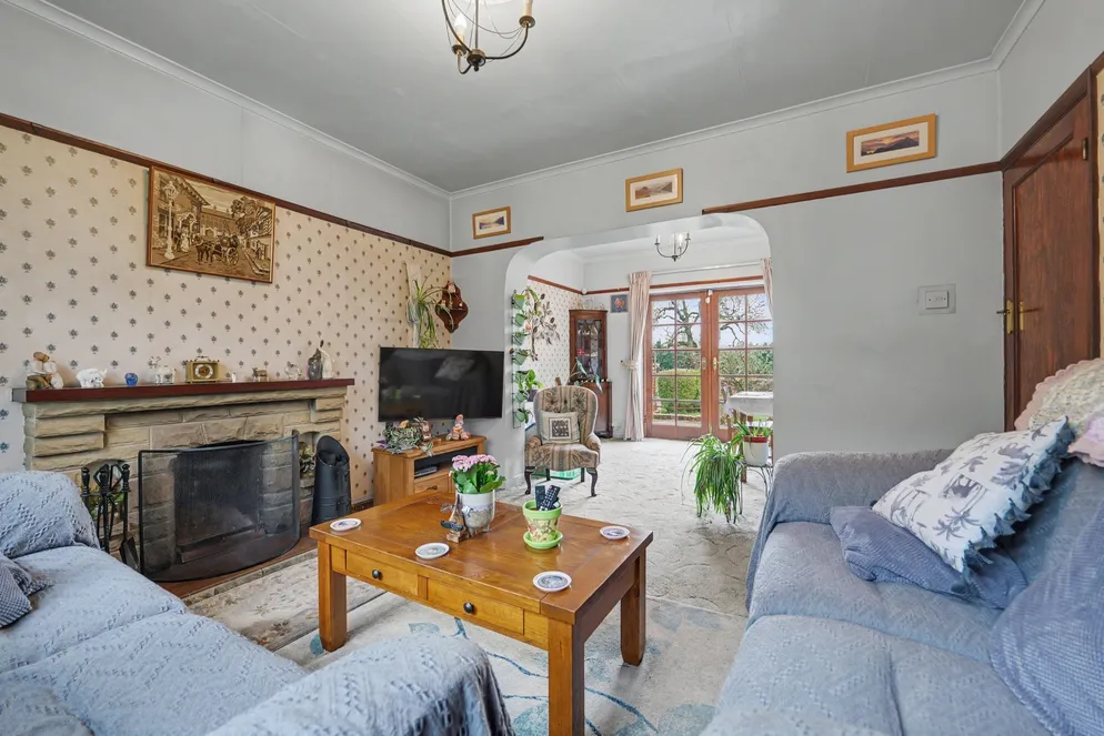 Property carousel item 6