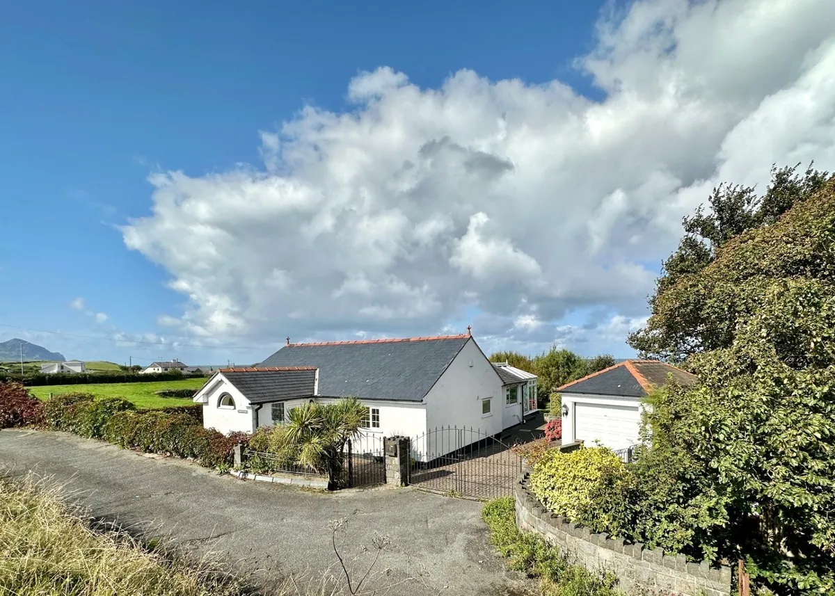Clynnog Road, Aberdesach, Caernarfon, Gwynedd, LL54