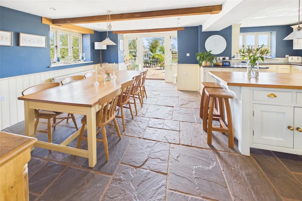 Property carousel item 4