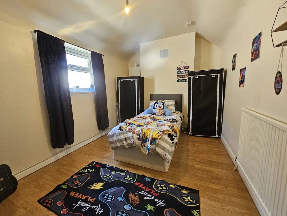 Property carousel item 9