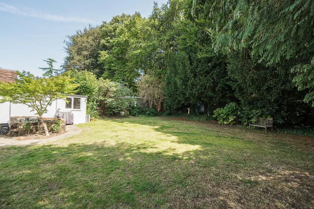St. Normans Way, Epsom, KT17 photo 15