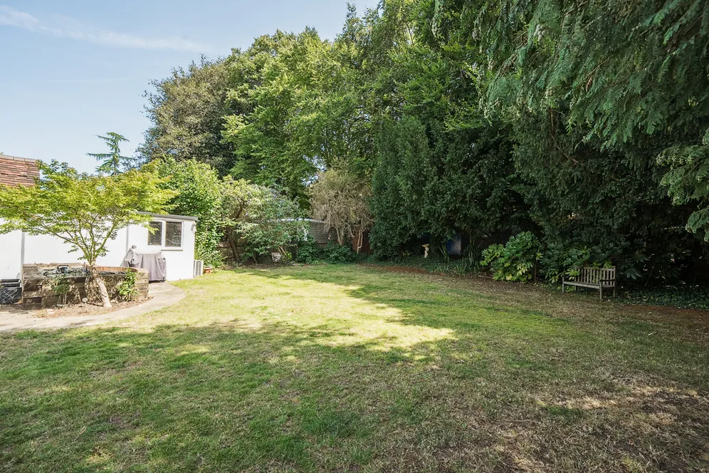 St. Normans Way, Epsom, KT17 photo 15
