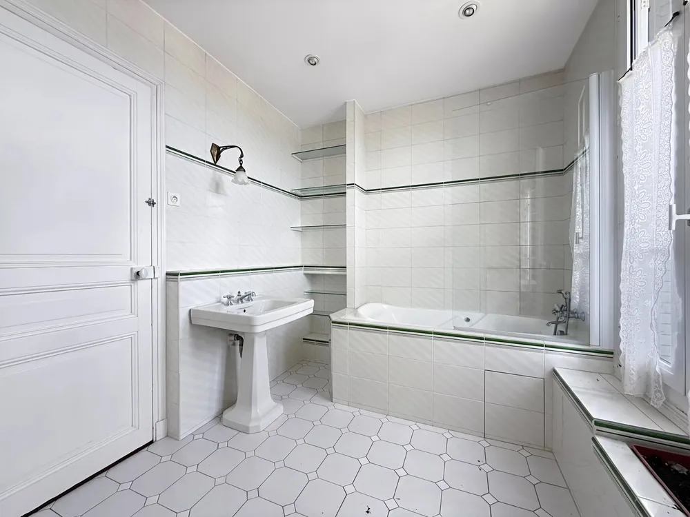 Suresnes, 92150, France