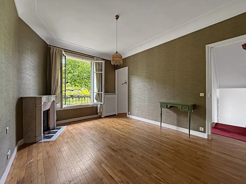 Suresnes, 92150, France