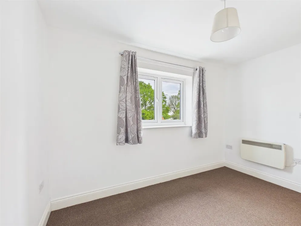 Property carousel item 6