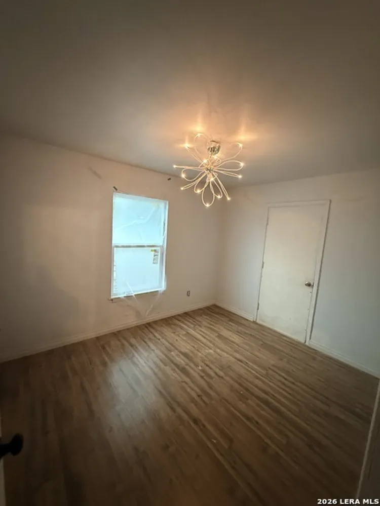 207 SW 29th St, San Antonio, TX 78237-2112