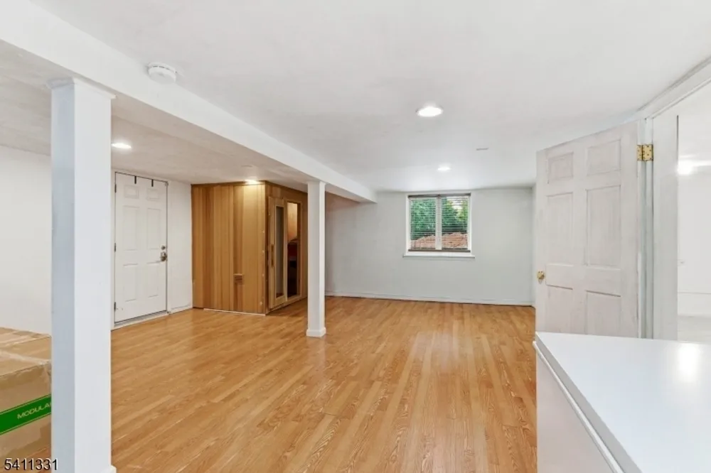 328 Hillside Ave, Essex, Livingston Township, NJ 07039