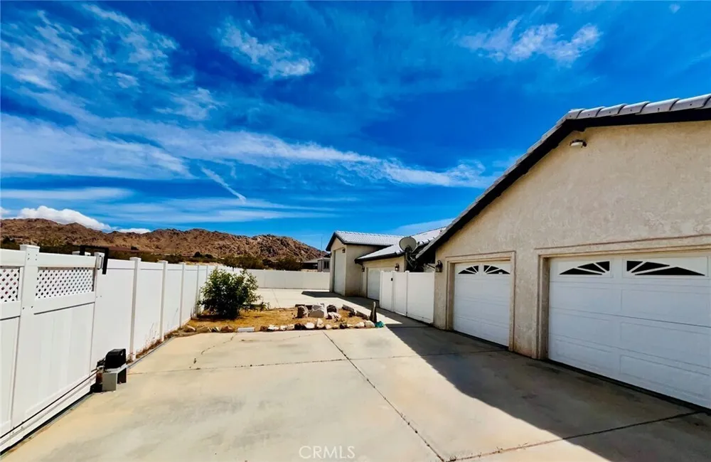 17389 Central Rd, Apple Valley, CA 92307