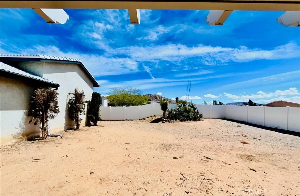 17389 Central Rd, Apple Valley, CA 92307
