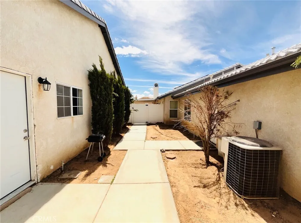 17389 Central Rd, Apple Valley, CA 92307
