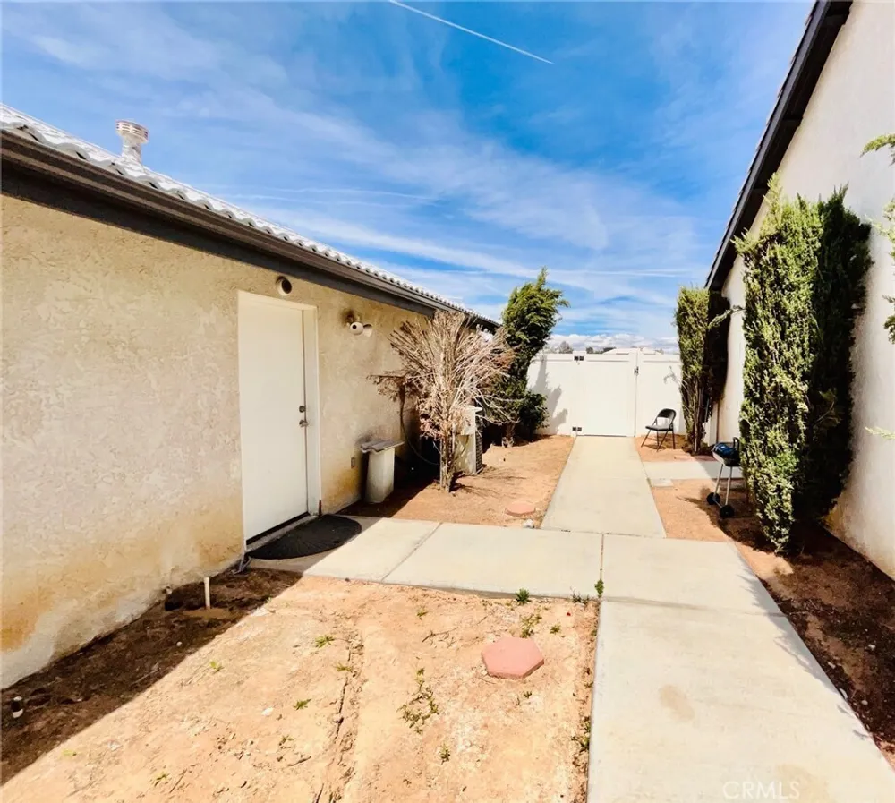 17389 Central Rd, Apple Valley, CA 92307