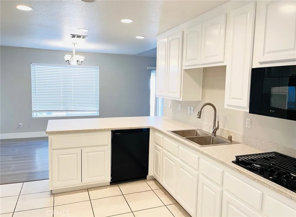 17389 Central Rd, Apple Valley, CA 92307