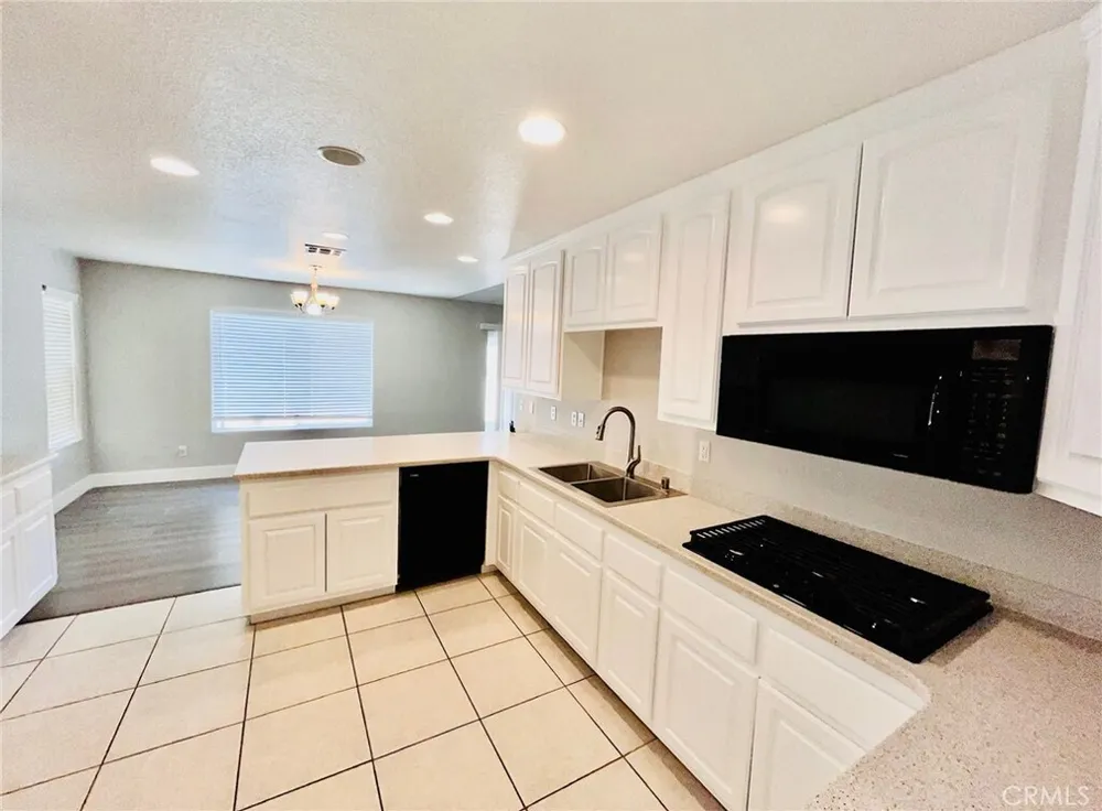 17389 Central Rd, Apple Valley, CA 92307