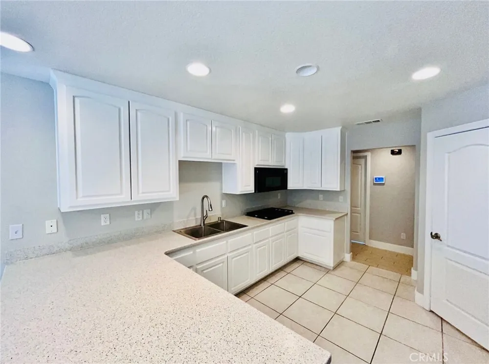 17389 Central Rd, Apple Valley, CA 92307