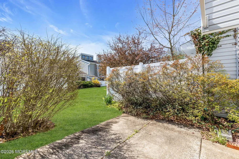 3 Beverly Ct, Tinton Falls, NJ 07724