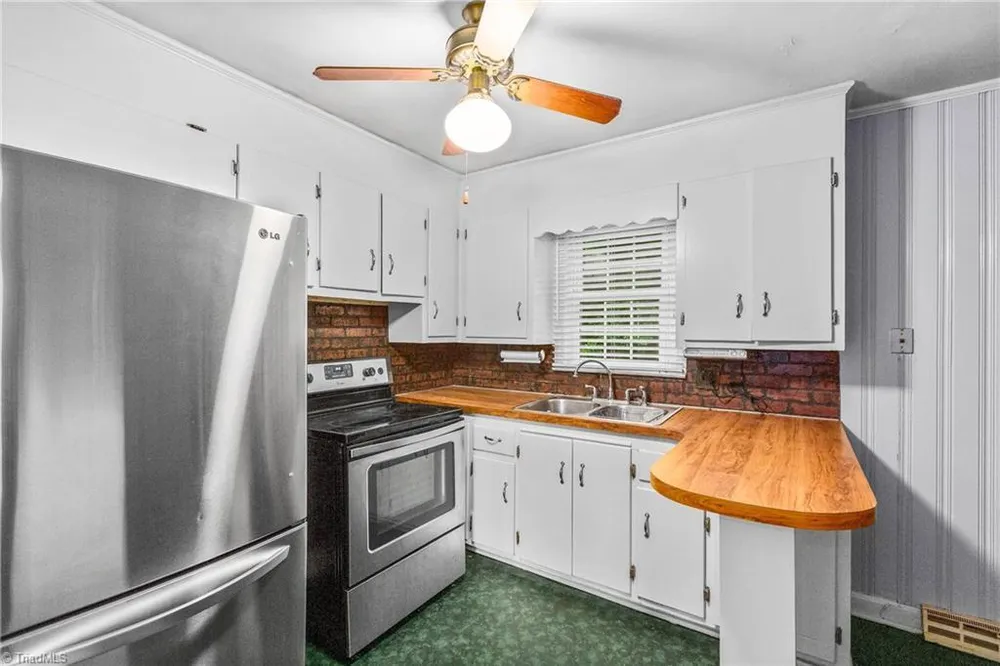 4106 Whitfield Rd, Winston-Salem, NC 27105