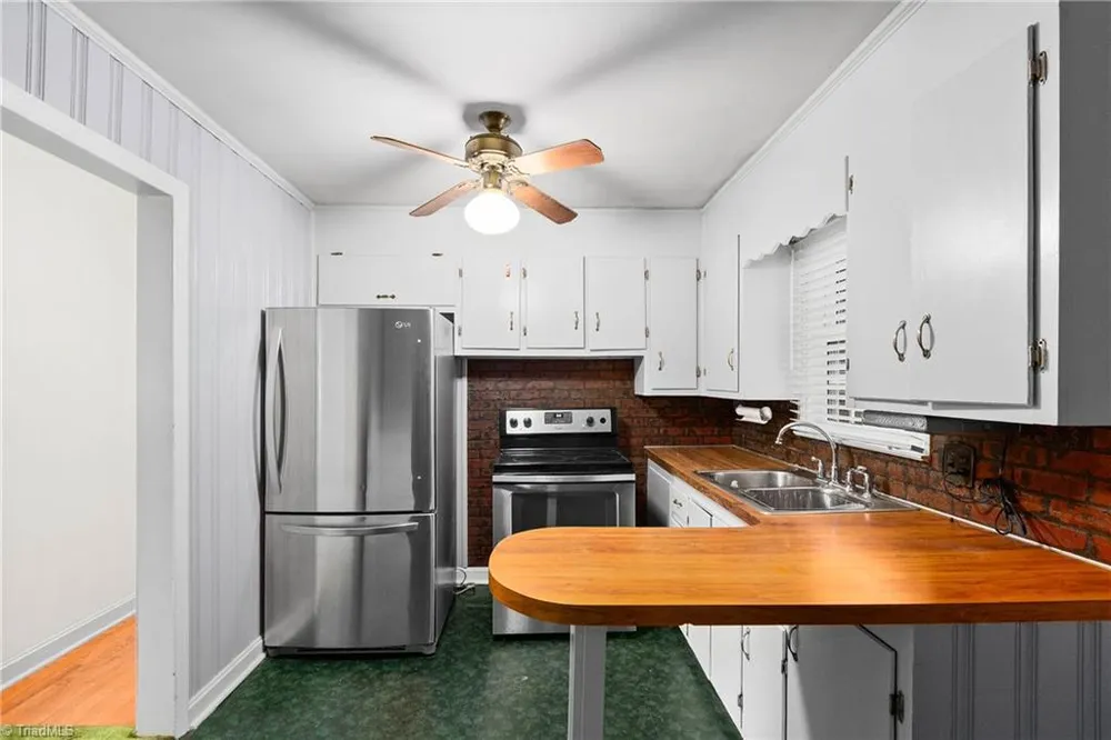 4106 Whitfield Rd, Winston-Salem, NC 27105