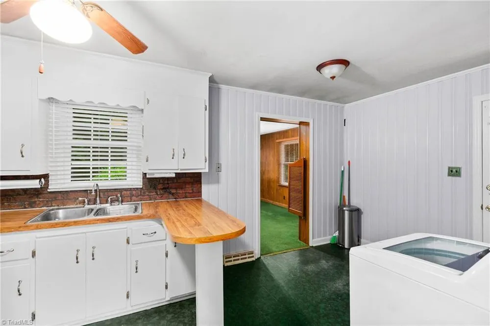 4106 Whitfield Rd, Winston-Salem, NC 27105