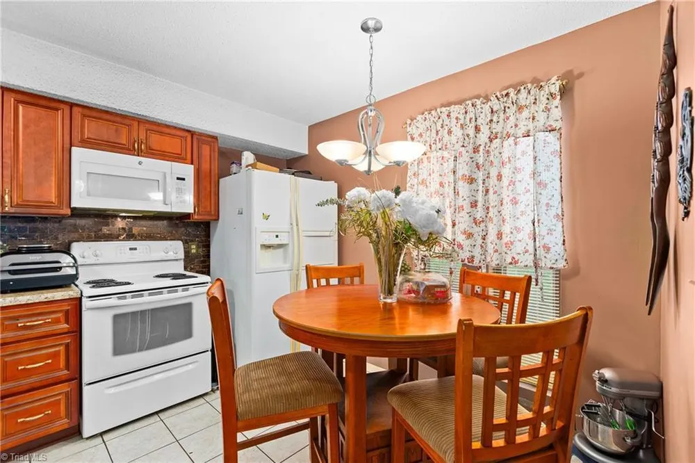 3753 Heathrow Dr, Winston-Salem, NC 27127