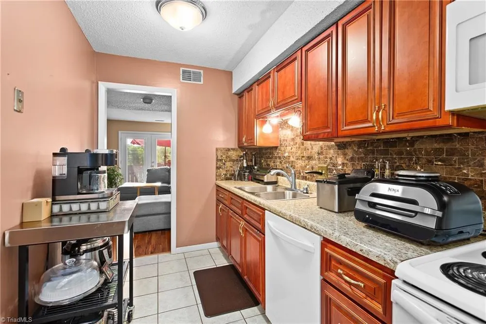 3753 Heathrow Dr, Winston-Salem, NC 27127