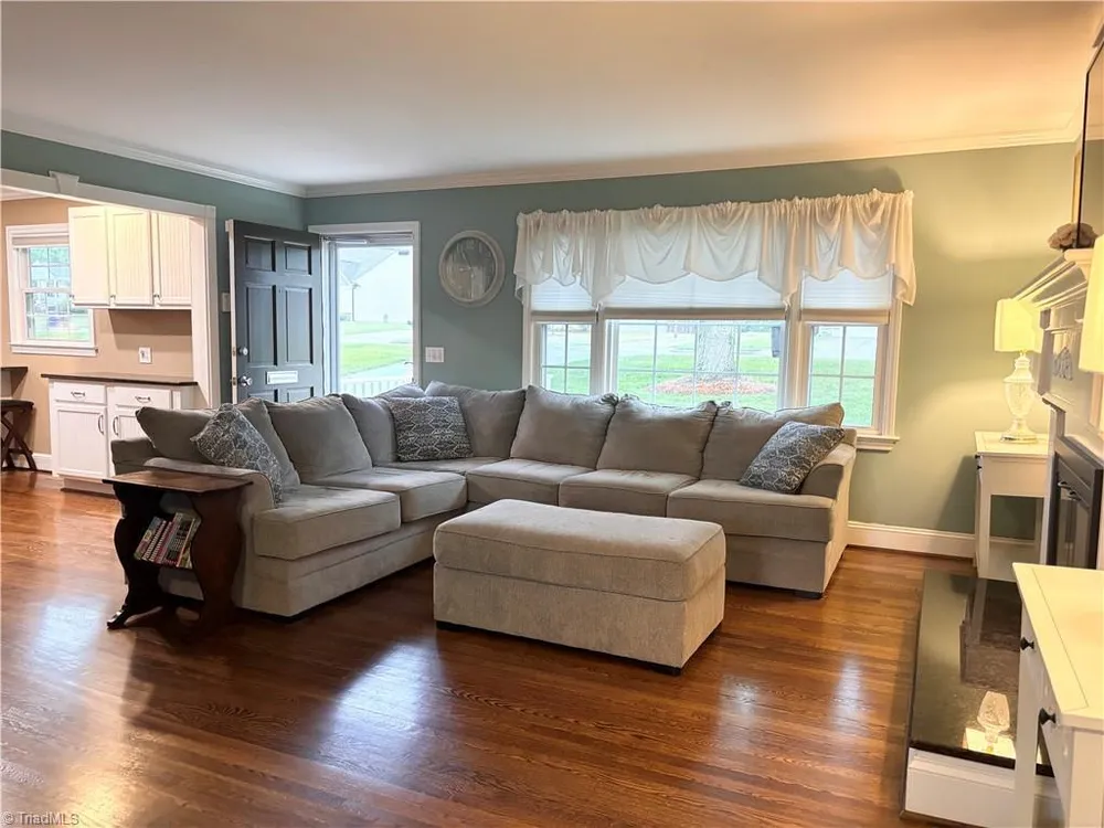 590 N Peace Haven Rd, Winston-Salem, NC 27104
