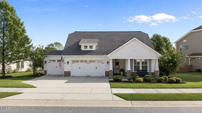 734 Kerr Lake Dr, Fuquay-Varina, NC 27526