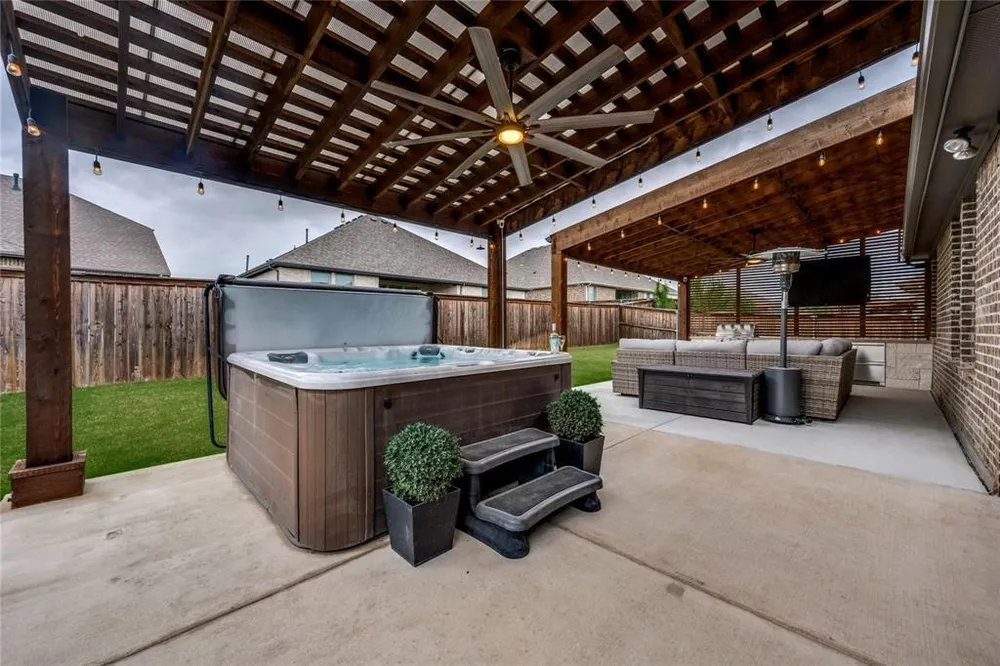 5405 High Pointe Dr, Haltom City, TX 76137