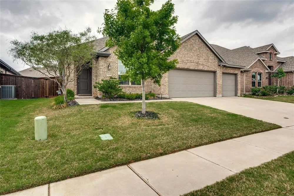 5405 High Pointe Dr, Haltom City, TX 76137