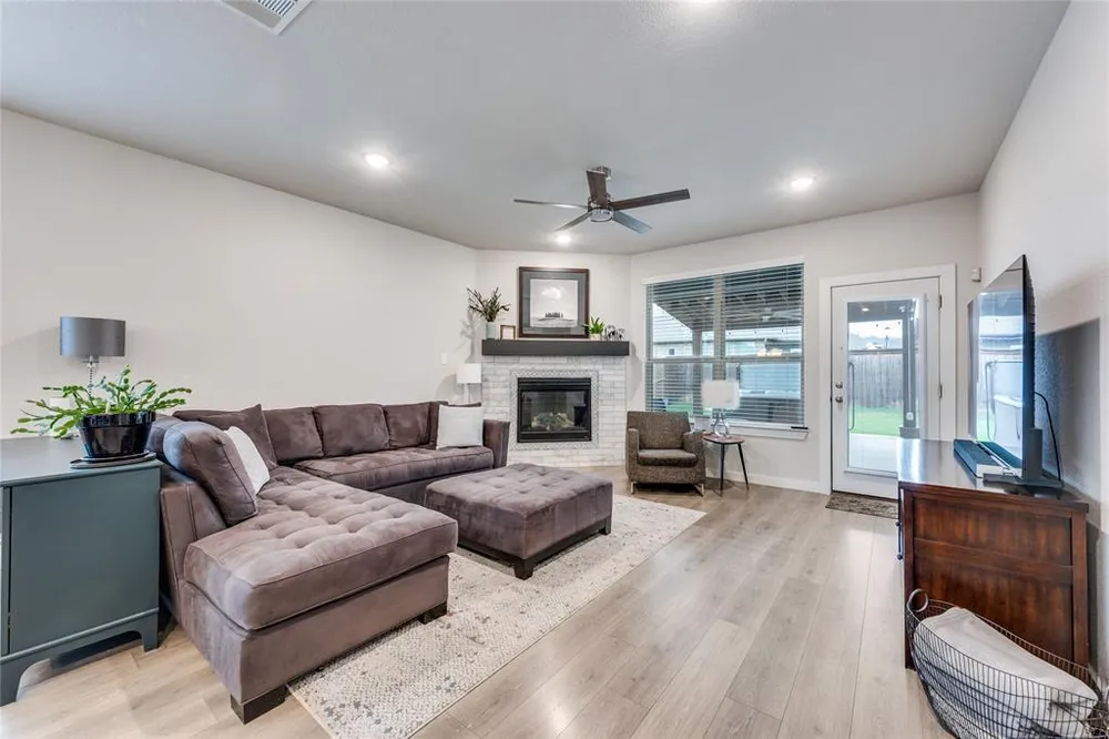 5405 High Pointe Dr, Haltom City, TX 76137