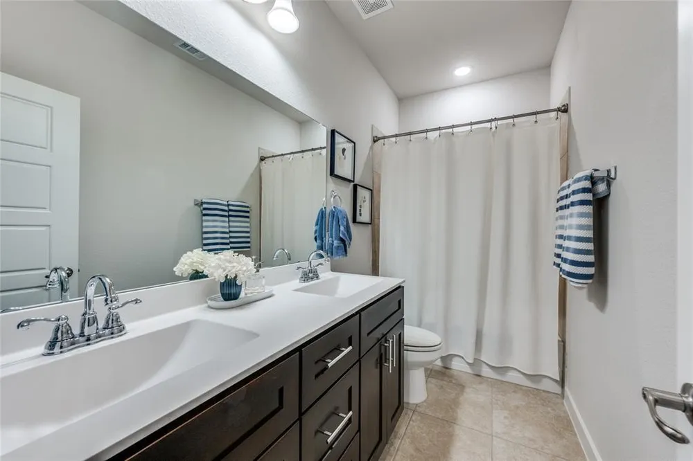 5405 High Pointe Dr, Haltom City, TX 76137