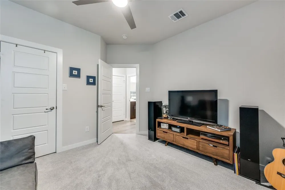 5405 High Pointe Dr, Haltom City, TX 76137