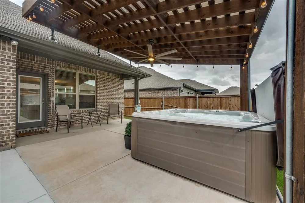 5405 High Pointe Dr, Haltom City, TX 76137